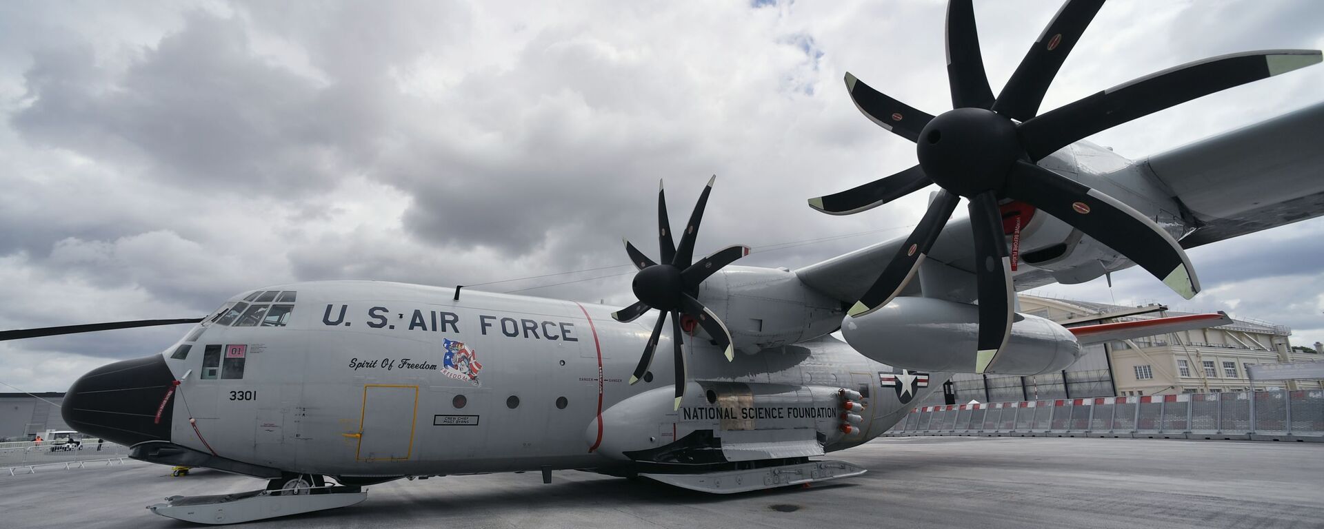Военно-транспортный самолет Lockheed C-130 Hercules, оборудованный лыжными шасси, в аэропорту Ле-Бурже, где пройдет международный аэрокосмический салон Paris Air Show 2019 - Sputnik Mundo, 1920, 21.12.2023