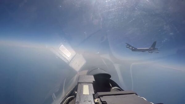Publican el vídeo de cómo un Su-27 obliga a un B-52 de EEUU a marcharse de las fronteras rusas - Sputnik Mundo