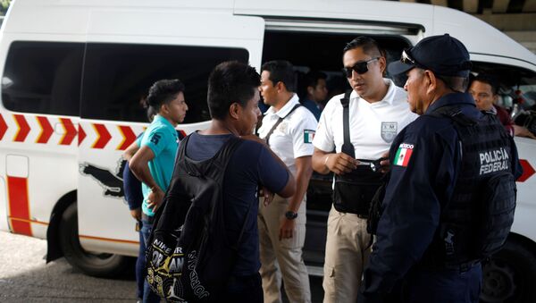 La policía mexinana controla a los migrantes - Sputnik Mundo