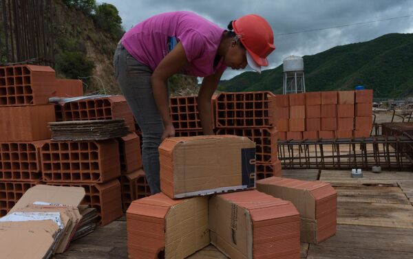 Mujeres venezolanas se incorporan al programa social del Gobierno Gran Misión Vivienda Venezuela para construir sus casas - Sputnik Mundo
