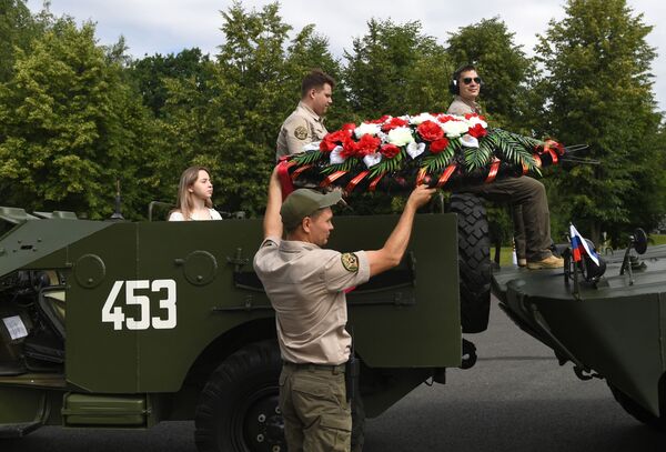 Blindados rusos recorren el 'Camino de la Valentía' que trazaron las tropas de la URSS - Sputnik Mundo