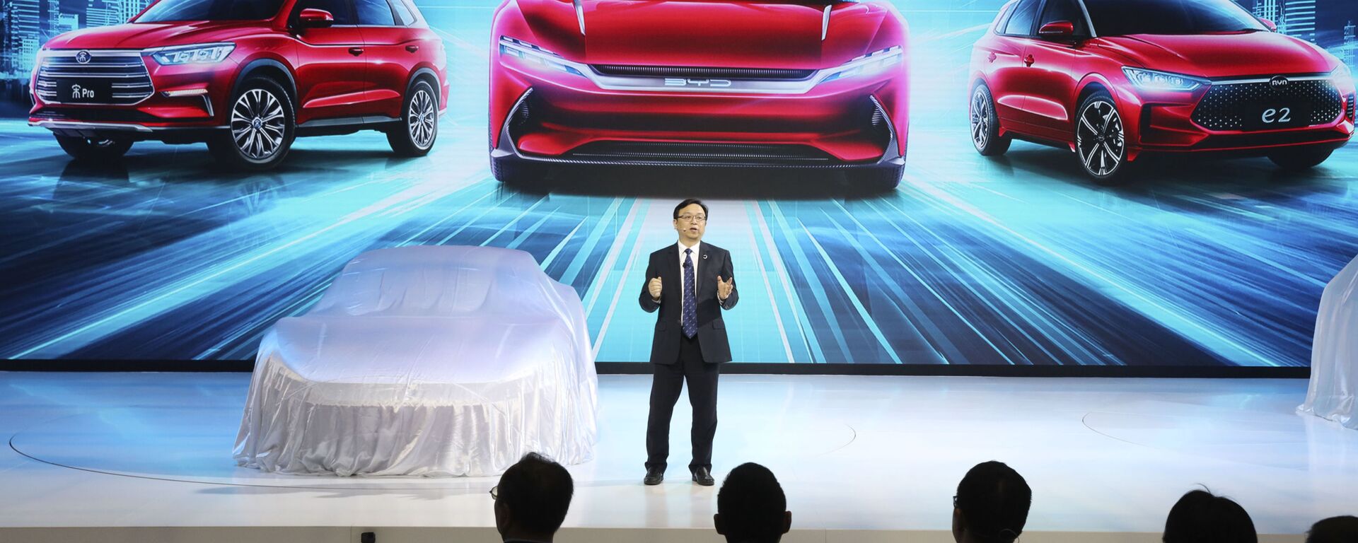 El presidente de BYD Auto, Wang Chuanfu, presenta los últimos modelos de autos eléctricos en Auto Shanghai 2019 - Sputnik Mundo, 1920, 06.06.2024