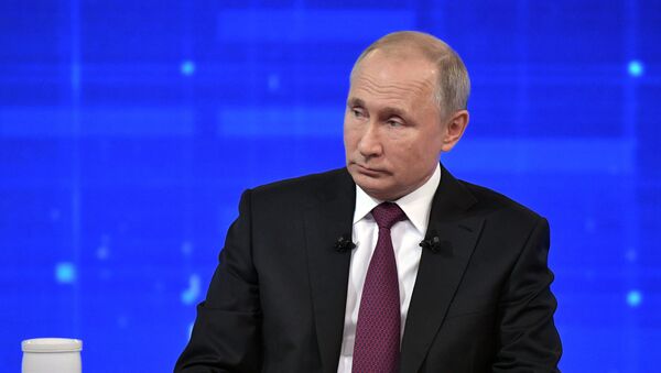 El presidente de Rusia, Vladímir Putin, durante la 'Línea directa' - Sputnik Mundo