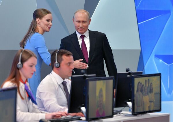 Un millón de preguntas para el presidente: la Línea directa con Putin, en imágenes - Sputnik Mundo