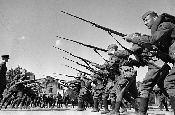 Entrenamiento de soldados antes de su ida al frente, Moscú, verano de 1941. - Sputnik Mundo