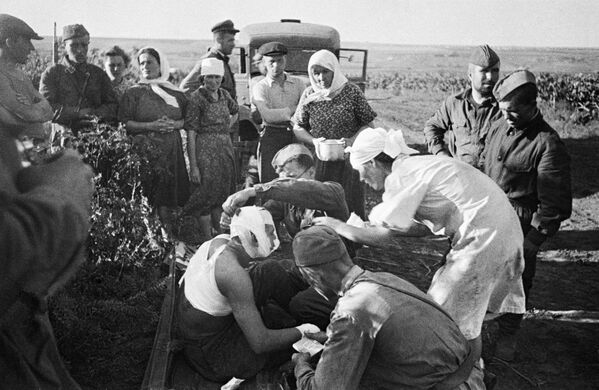 Enfermeras atienden a los heridos tras el primer ataque aéreo nazi en las afueras de Kishinév, capital de la República Socialista Soviética de Moldavia, el 22 de junio de 1941. - Sputnik Mundo