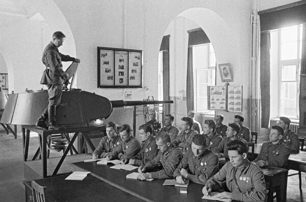 Graduados de la Academia Militar de Stalin antes de ser enviados al frente. Moscú, junio de 1941. - Sputnik Mundo