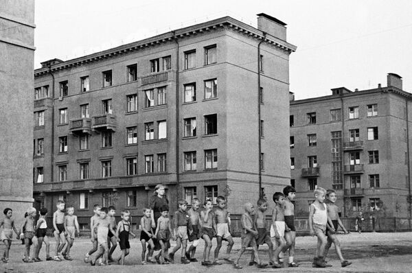 Alumnos de un jardín de infantes en una calle de Moscú el 23 de junio de 1941. - Sputnik Mundo