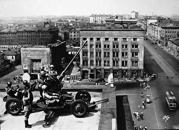 Artilleros antiaéreos defienden los cielos de Moscú, verano de 1941. - Sputnik Mundo