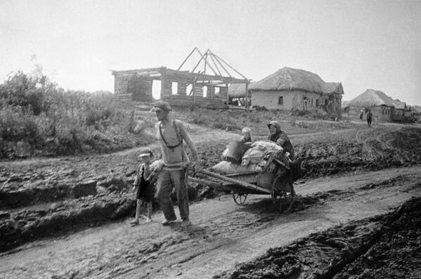 Los habitantes de un pueblo ucraniano abandonan sus hogares para no permanecer en territorio ocupado, verano de 1941. - Sputnik Mundo