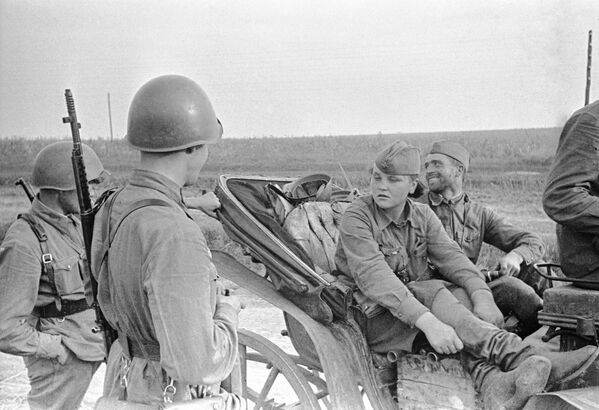 Una oficial de reconocimiento soviética habla con soldados cerca de Odesa, verano de 1941. - Sputnik Mundo