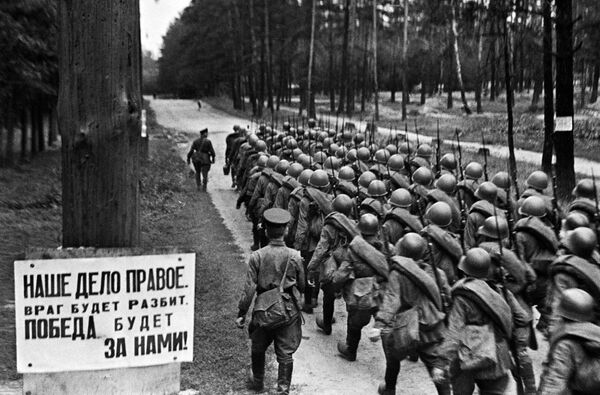 Ya en las primeras horas de la guerra se anunció una movilización general. Muchos ciudadanos soviéticos fueron al frente voluntariamente. En la foto: una columna de soldados dirigiéndose al frente el 23 de junio de 1941. - Sputnik Mundo