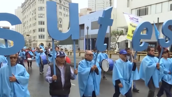 La reforma laboral siembra la discordia en Perú - Sputnik Mundo