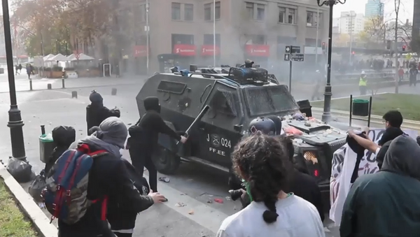 Estallan los enfrentamientos en medio de las protestas de maestros chilenos - Sputnik Mundo