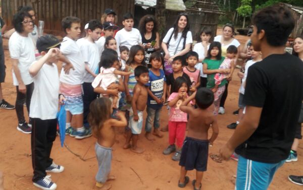 Visita del grupo rochense Tras las huellas del venado a la comunidad gmbya guaraní Pindoity en San Ignacio de Misiones, Argentina - Sputnik Mundo
