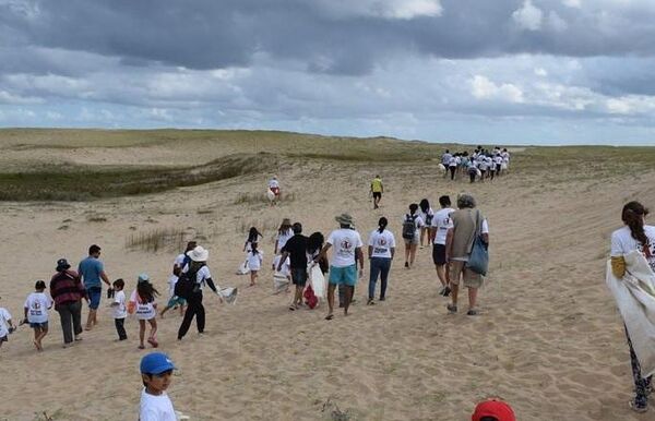 El grupo rochense Tras las huellas del venado limpiando las playas de Laguna de Rocha, en Rocha, junto a integrantes del Sistema Nacional de Áreas Protegidas - Sputnik Mundo