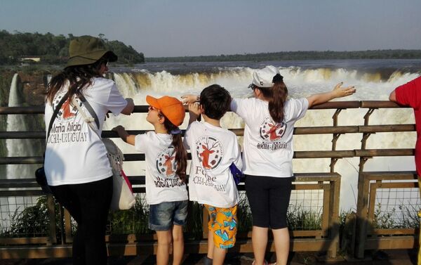 Visita del grupo rochense Tras las huellas del venado a las Cataratas del Iguazú, en Argentina - Sputnik Mundo