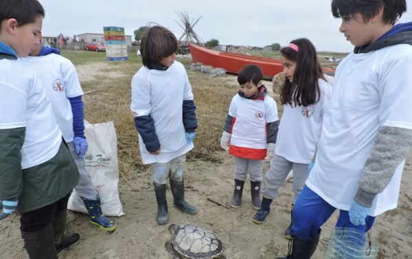 El grupo rochense Tras las huellas del venado limpiando las playas de la Laguna de Rocha, en Rocha - Sputnik Mundo