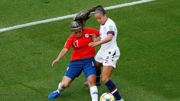 La futbolista chilena Javiera Toro disputa un balón con Mallory Pugh de EEUU durante la Copa del Mundo Femenina 2019 - Sputnik Mundo