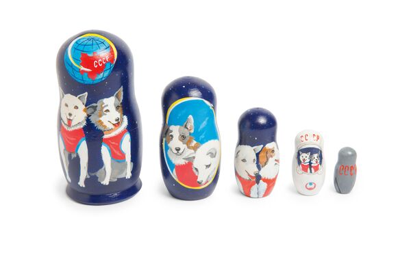 Juego de muñecas matrioshka con los perros cosmonautas rusos - Sputnik Mundo