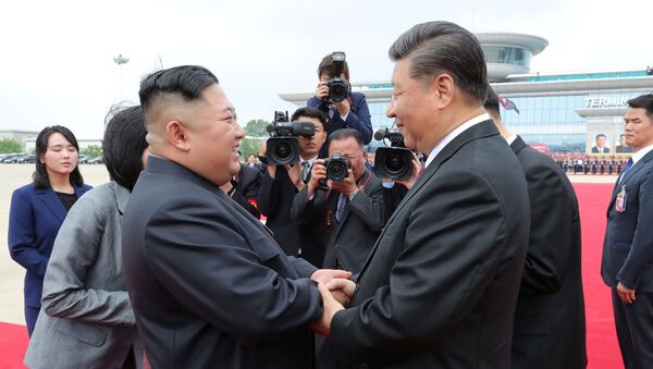 El líder norcoreano, Kim Jong-un, y el presidente chino, Xi Jinping - Sputnik Mundo
