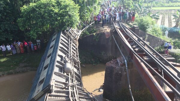 Descarrilamiento de un tren en Bangladés - Sputnik Mundo