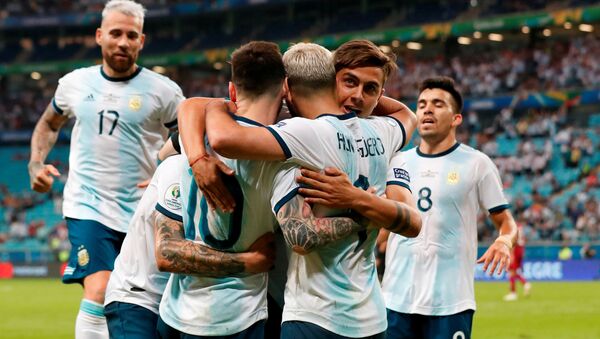Jugadores de la selección argentina celebran su segundo gol sobre Catar en la fase de grupos de la Copa América - Sputnik Mundo