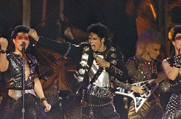 Michael Jackson clinches his fist as he performs at Yokohama Stadium, Sunday, Oct. 4, 1987 - Sputnik Mundo