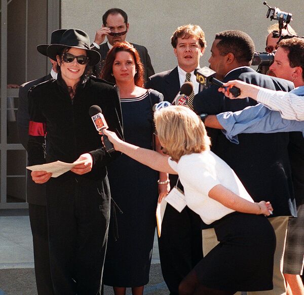 Performer Michael Jackson is approached by reporters after leaving a memorial service in honor of Princess Diana, Saturday, Sept. 13, 1997, at St. James Church in Los Angeles - Sputnik Mundo