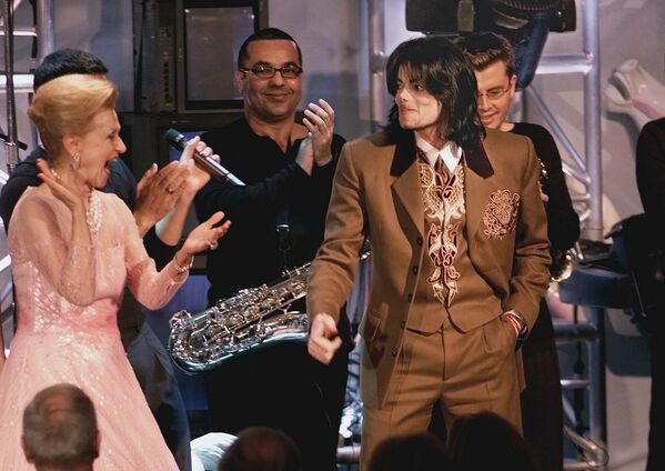 Singer Michael Jackson, center, joins host Barbara Davis, left, and band members on stage during the Carousel of Hope, a star-studded charity gala benefitting childhood diabetes held in Beverly Hills - Sputnik Mundo