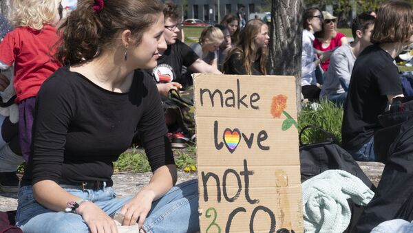 Haz el amor y no CO2, uno de los eslóganes de la marcha contra el cambio climático 'Viernes por el futuro' de Berlín. - Sputnik Mundo