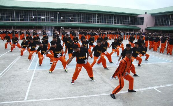 Inmates perform a Michael Jackson song to pay tribute to the King of Pop on his first death anniversary Saturday, June 26, 2010 at the Cebu jail in Cebu city in central Philippines - Sputnik Mundo