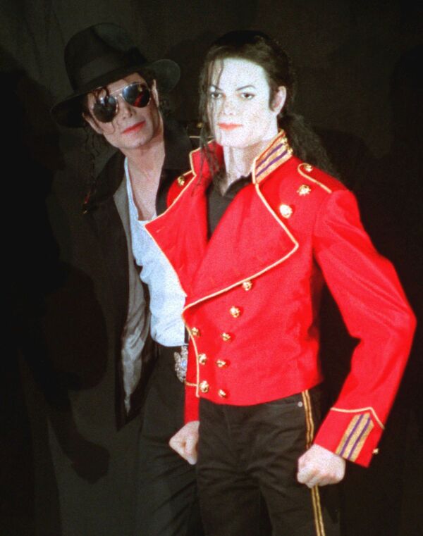 U.S. pop star Michael Jackson inspects a new wax model in his likeness at the Grevin Wax Museum in Paris Saturday April 19, 1997 - Sputnik Mundo