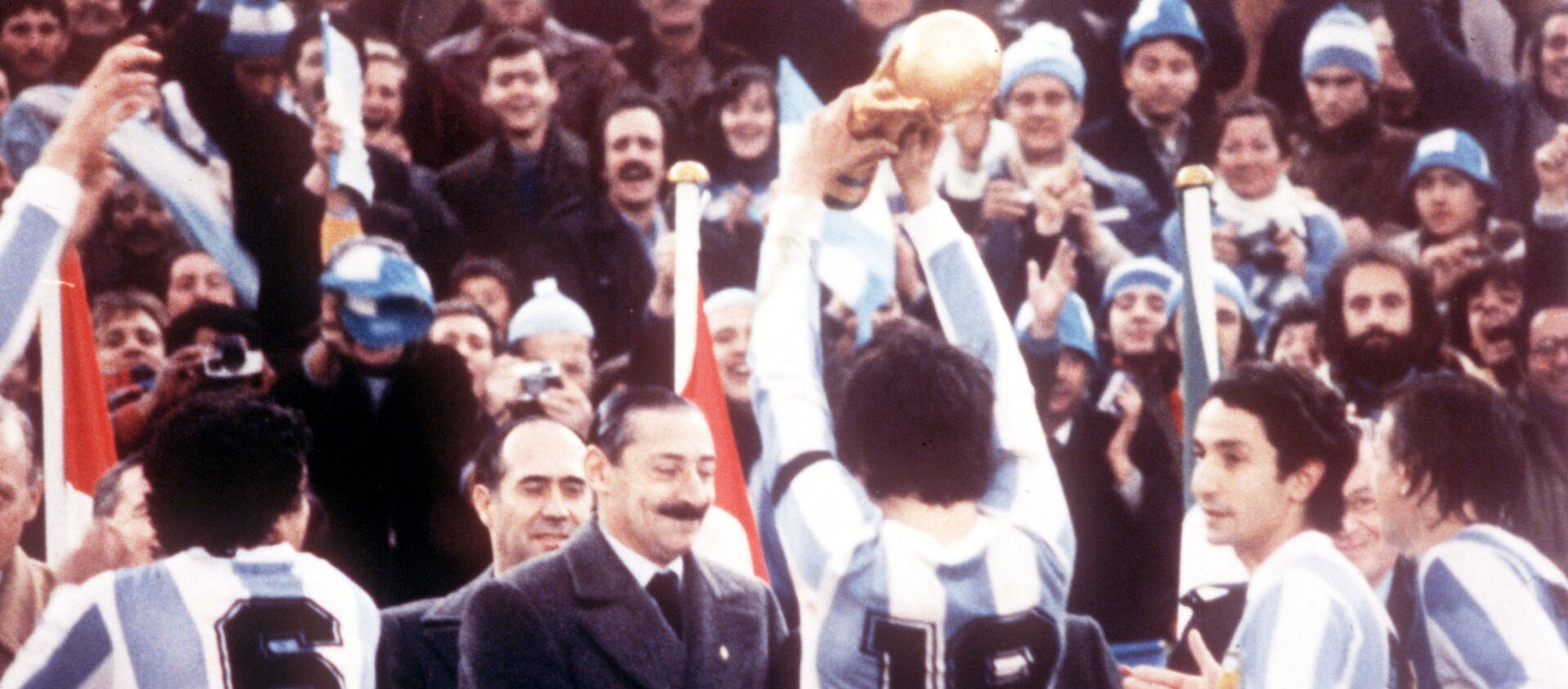 La selección argentina de fútbol celebra el campeonato mundial en 1978 frente al dictador Jorge Rafael Videla - Sputnik Mundo, 1920, 25.06.2019