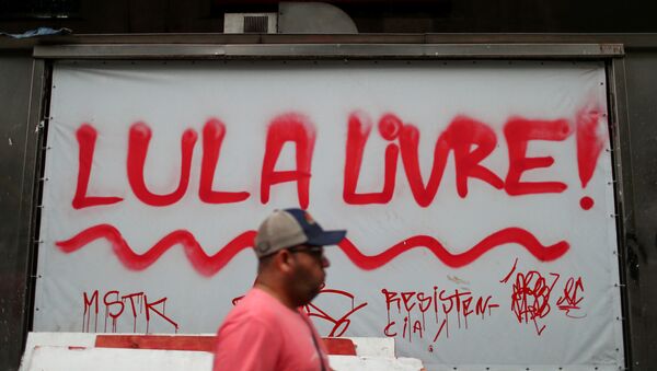 Un billboard en el que se lee Lula libre - Sputnik Mundo