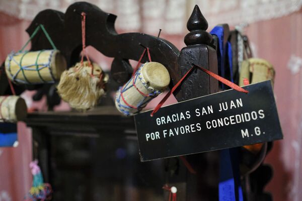 Detalle del cofre donde se guarda la estatuilla de San Juan durante la celebración de su día en Curiepe. - Sputnik Mundo