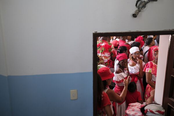 Decenas de mujeres participan durante la celebración de la misa del Día de San Juan Bautista en Curiepe. - Sputnik Mundo