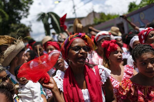 Una mujer baila durante la celebración del Día de San Juan Bautista en Curiepe. - Sputnik Mundo