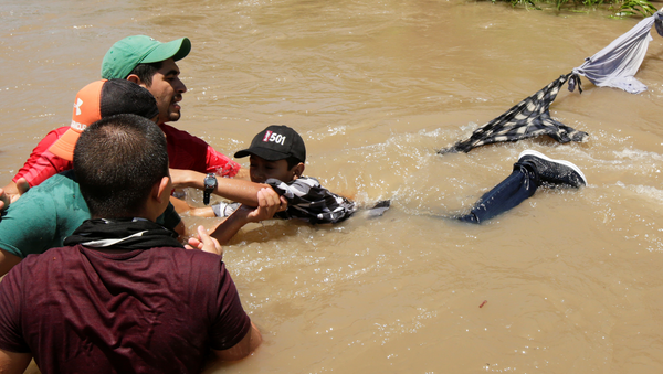 Migrantes de Honduras cruzan el río Bravo para ingresar ilegalmente a Estados Unidos - Sputnik Mundo