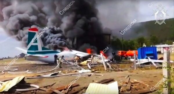Llamas y nubes de humo: así fue la catástrofe del An-24 en Rusia
 - Sputnik Mundo