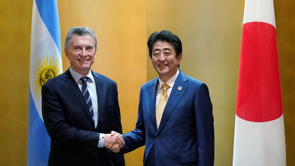  El presidente de Argentina, Mauricio Macri, y el primer ministro de Japón, Shinzo Abe - Sputnik Mundo