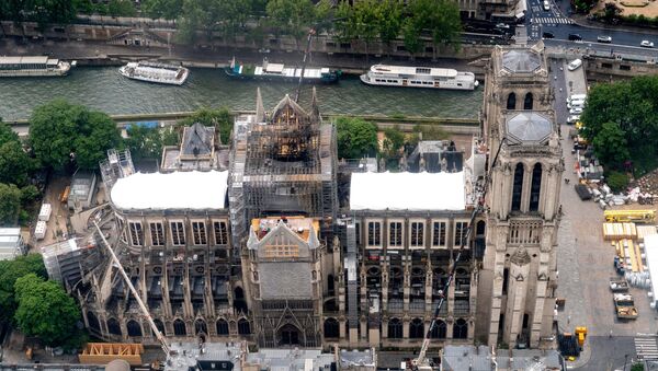 La catedral de Notre Dame de París destrozada por el fuego - Sputnik Mundo