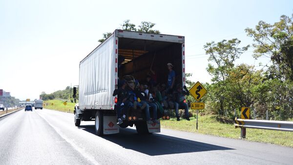 Migrantes en un camión en México (imagen referencial) - Sputnik Mundo