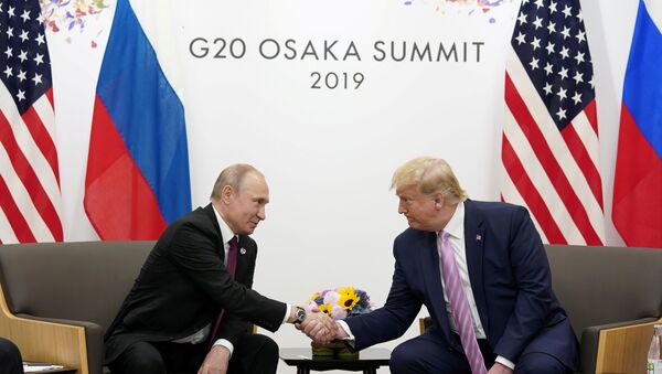 El presidente de Rusia, Vladímir Putin junto a su homólogo de EEUU, Donald Trump en el G20 - Sputnik Mundo