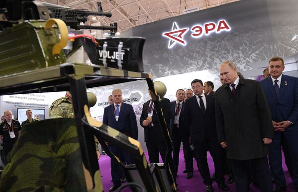 Vladímir Putin, presidente de Rusia, visitó el foro el foro el 27 de junio. Al mandatario le mostraron tecnología innovadora. Una estación de inteligencia de señales instalada en un helicóptero no tripulado y un modelo de robot de guerra electrónica, entre otros. - Sputnik Mundo