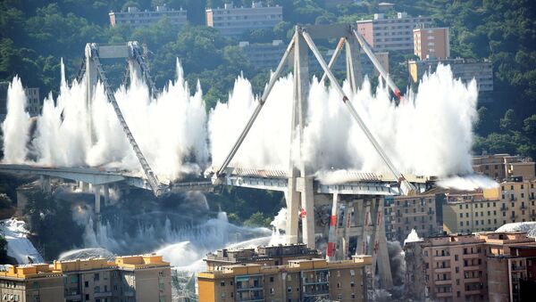 Una explosión controlada de los restos del puente Morandi en la ciudad italiana de Génova - Sputnik Mundo
