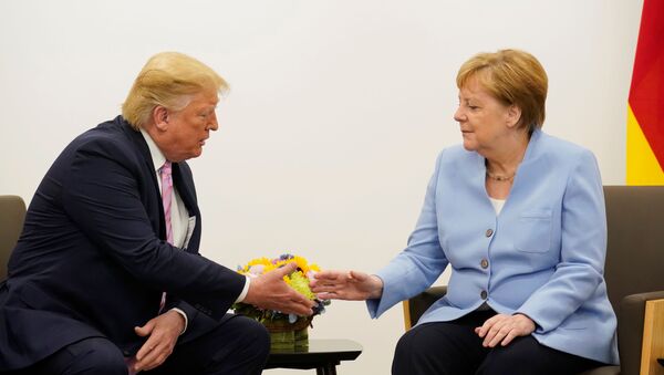 El presidente estadounidense, Donald Trump, y la canciller alemana, Angela Merkel - Sputnik Mundo