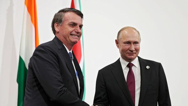 El presidente de Brasil, Jair Bolsonaro y su homólogo ruso, Vladímir Putin durante la cumbre del G20 en Osaka, Japón - Sputnik Mundo