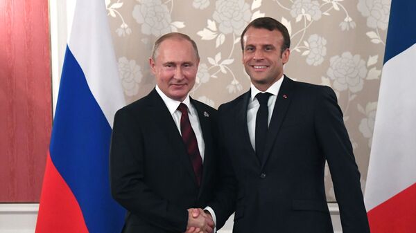 El presidente de Rusia, Vladímir Putin, y el presidente de Francia, Emmanuel Macron - Sputnik Mundo