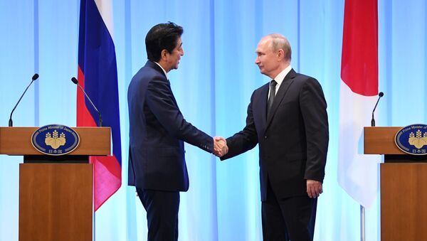 El primer ministro de Japón, Shinzo Abe junto al presidente de Rusia, Vladímir Putin en la cumbre G20 - Sputnik Mundo